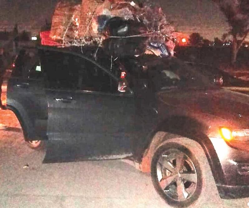 La familia se transportaba en una camioneta negra cuando sujetos intentaron robarles al momento de estacionarse en una gasolinería. ESPECIAL