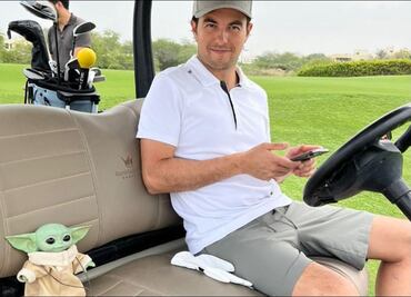 Checo Pérez fue a jugar golf en compañía de Grogu