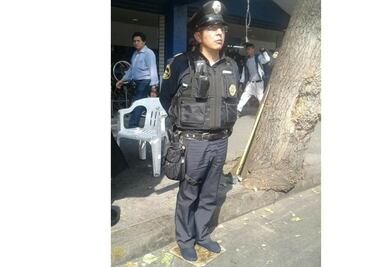 Policía descalzo porque fue al zapatero, aclara SSP tras foto viral