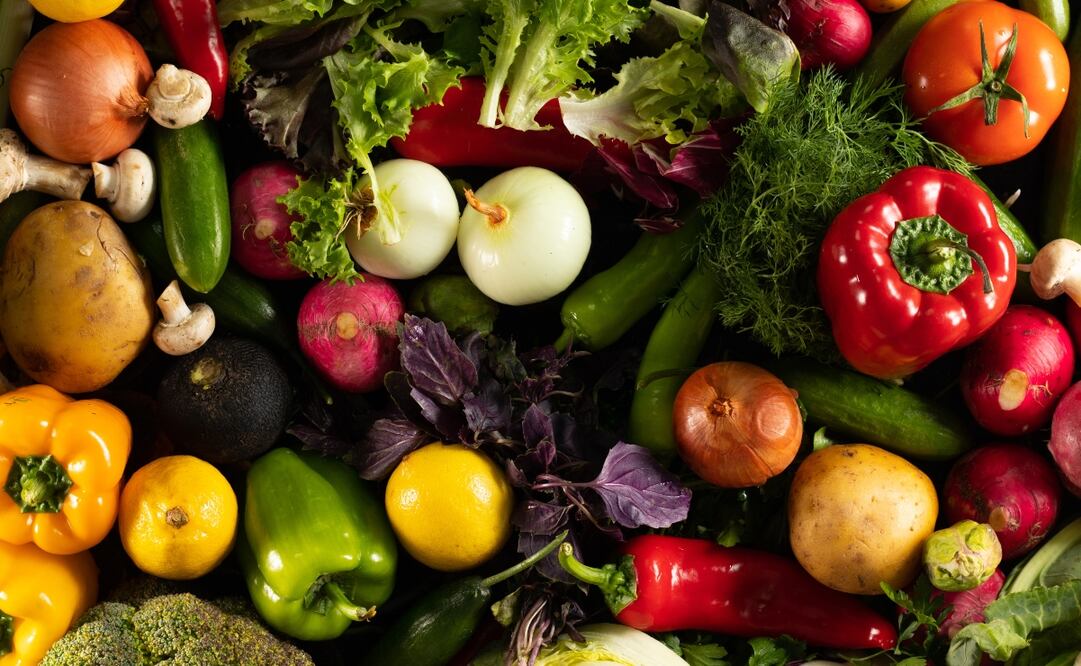 Tener una dieta trofológica ayuda a mejorar tu salud digestiva y a que tengas mas energía durante el día. Foto: Freepick