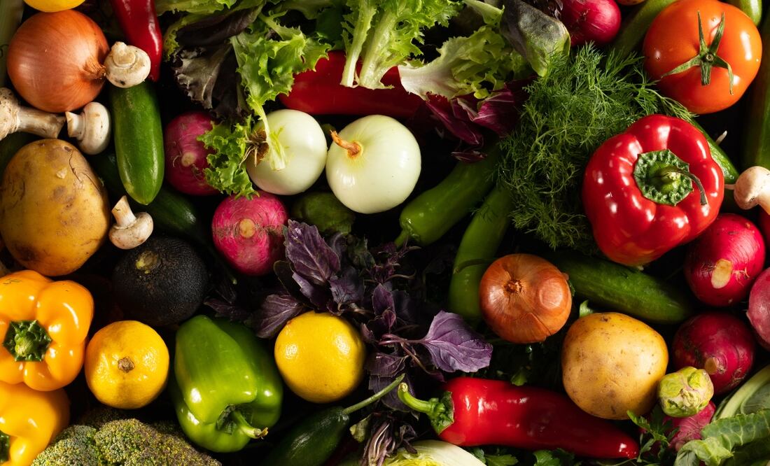 Tener una dieta trofológica ayuda a mejorar tu salud digestiva y a que tengas mas energía durante el día. Foto: Freepick