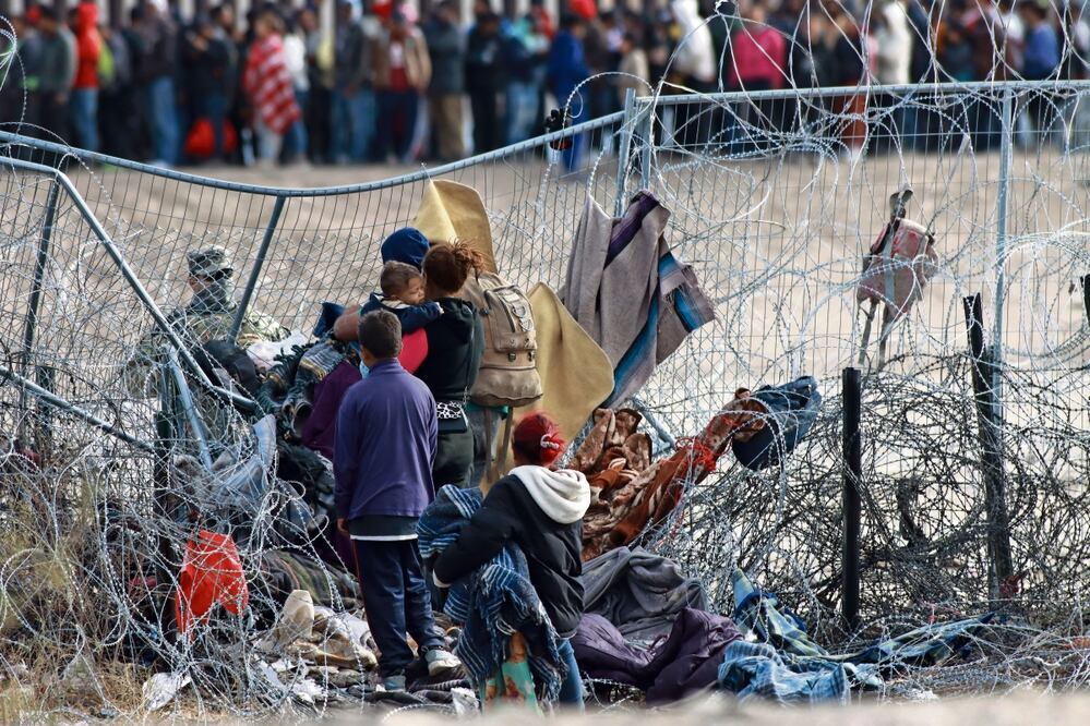 Los migrantes rompieron la alambrada de púas para entregarse en el lado de EU a los agentes de la Patrulla Fronteriza para ser procesados, según diversos reportes. Foto: de Christian Torres. El Universal