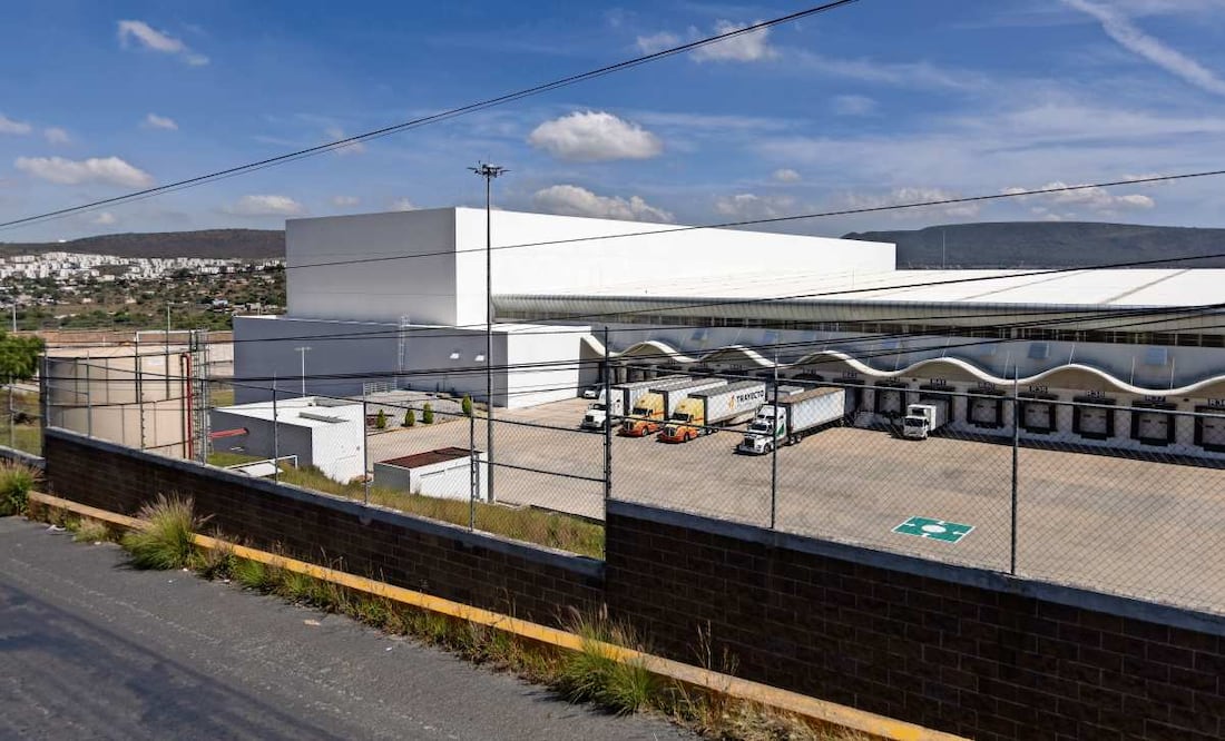 Ya casi nadie trabaja en la Megafarmacia, despidieron a casi todos y se ven pocos camiones, dice Antonio, chofer de combi. Foto: Hugo Salvador / EL UNIVERSAL