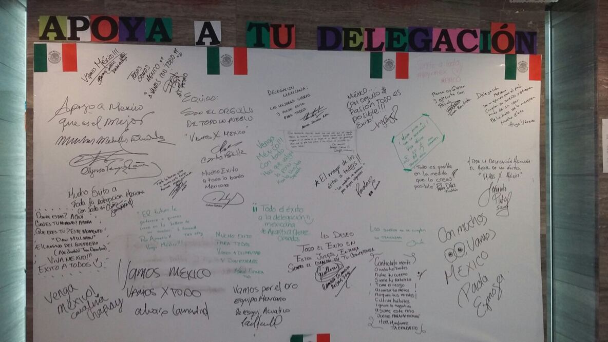 Los deportistas dejan en un muro mensajes de apoyo