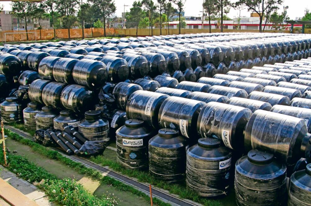 La alcaldía Iztacalco heredó 2 mil 147 tinacos; 748 serán repartidos para mitigar los efectos del corte de agua en 465 escuelas, 15 hospitales, entre otros. (ARCHIVO EL UNIVERSAL)