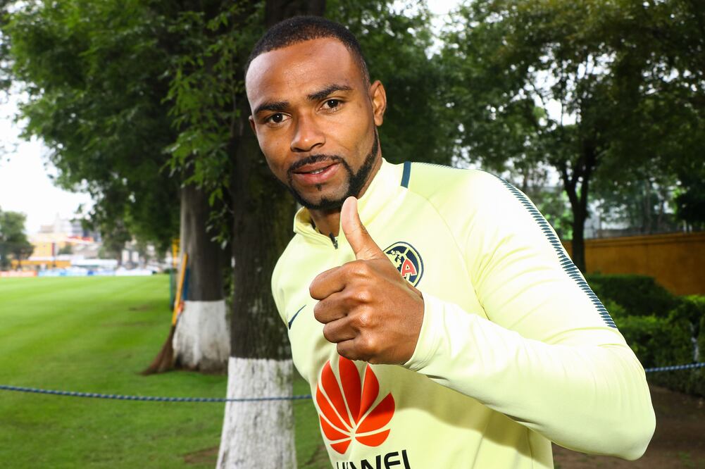 Imago7. Los jugadores de América han tenido impotencia ante las malas decisiones arbitrales.