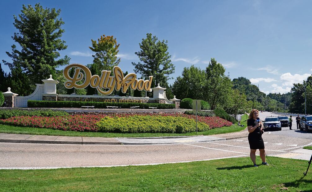 1986: Inaugura Dollywood, un parque temático que impulsa la economía de su estado natal.