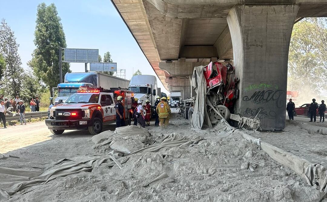 Se estrella tráiler de materiales en muro de contención. Foto: Tomada de la cuenta de X de @PCPueblaCapital