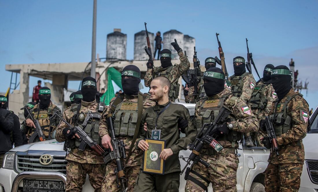 Combatientes de Hamas escoltan al rehén israelí Omer Wenkert antes de entregarlo a la Cruz Roja en el campo de refugiados de Al Nusairat, en el centro de la Franja de Gaza, el 22 de febrero de 2025. Foto: EFE