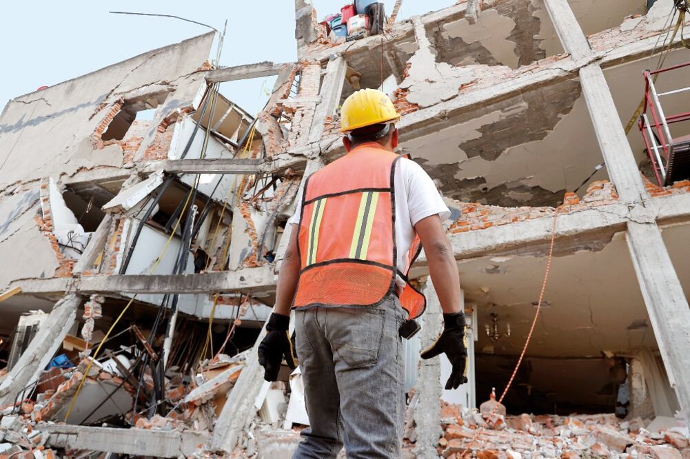 La demolición del edificio de Saratoga 714, afectado por el sismo del 19 de septiembre, estaba prevista para iniciar el jueves pasado, pero un amparo concedido a una de las habitantes frenó la acción. (ARCHIVO EL UNIVERSAL)