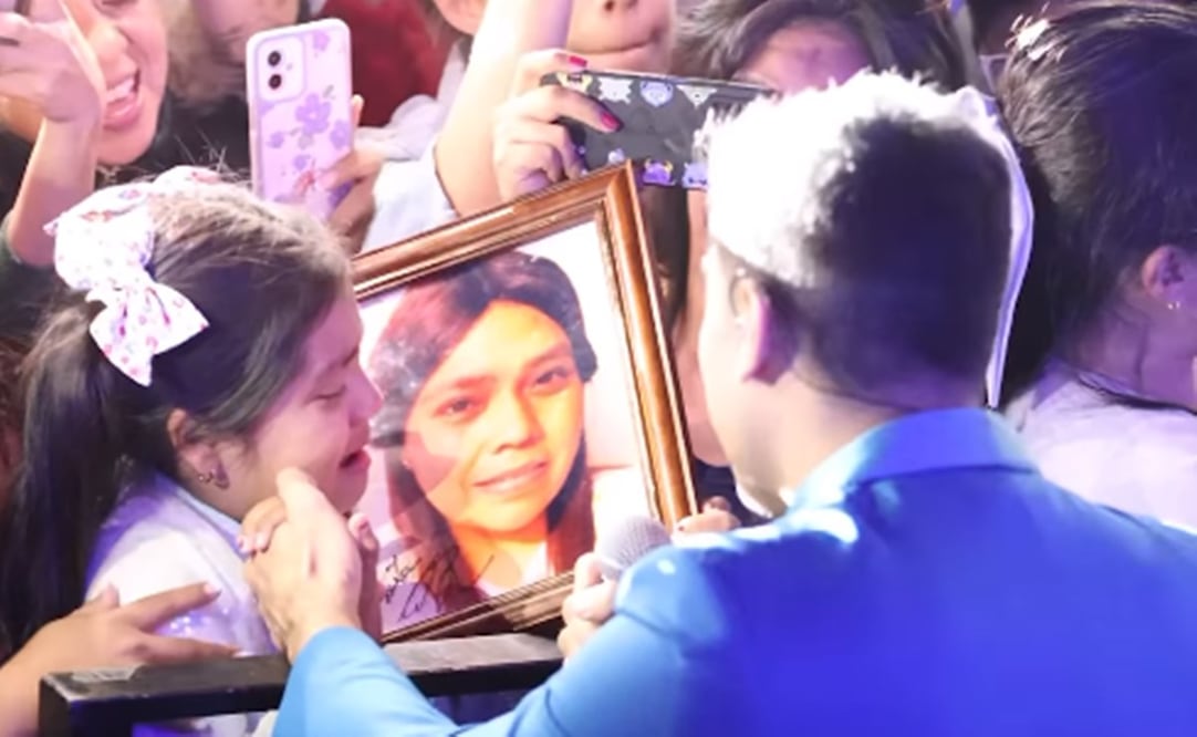 Carlos Rivera complace a una pequeña fan durante concierto en Valle de Bravo.