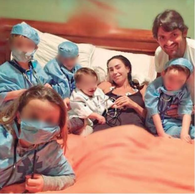 "Recién salidita de la clínica, ahora sí a descansar y a tener paciencia feliz y agradecida de que la cirugía fue un éxito", escribió la conductora en esta imagen junto a todos sus hijos y con su esposo Víctor Álvarez Puga.