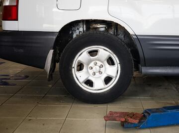 Cómo se pone el gato hidráulico para cambiar las llantas