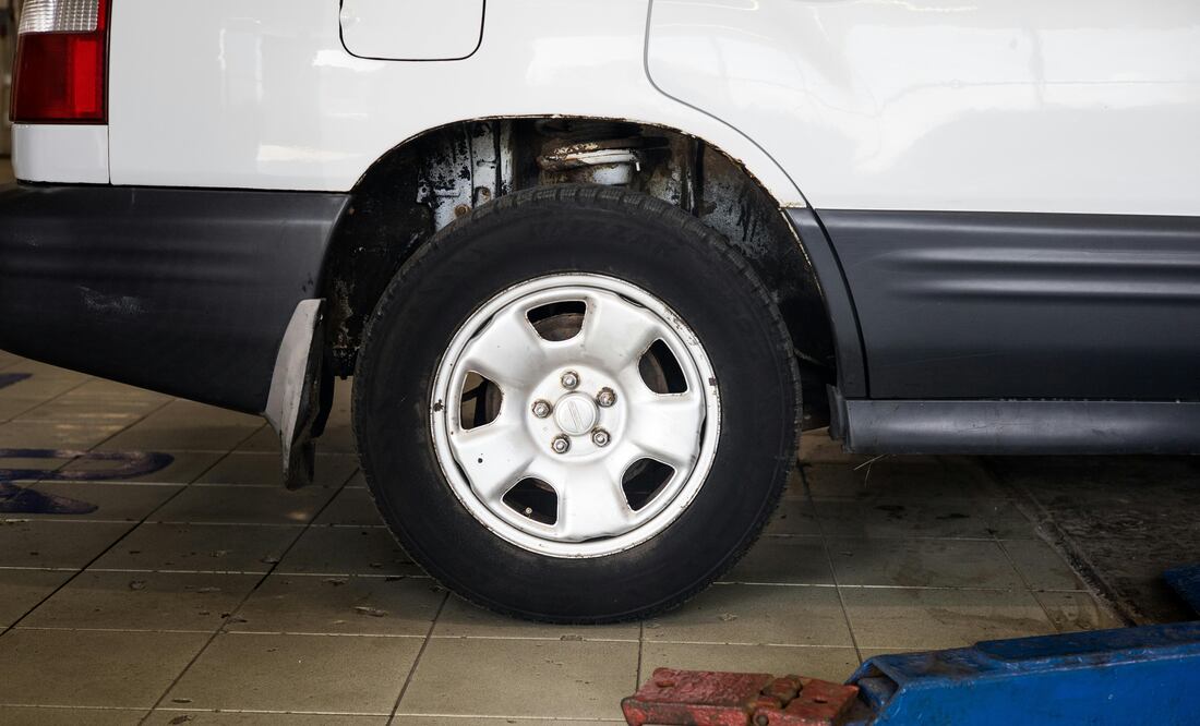 Es importante utilizar de manera correcta el gato hidráulico para evitar percances con tu vehículo. Foto: Pexels