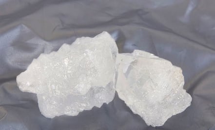 ¿Cómo limpiar tu piedra de alumbre para salud y belleza?