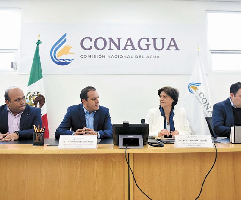El gobernador Cuauhtémoc Blanco y la directora de la Conagua, Blanca Jiménez Cisneros, durante la firma del convenio de colaboración. Foto: Especial