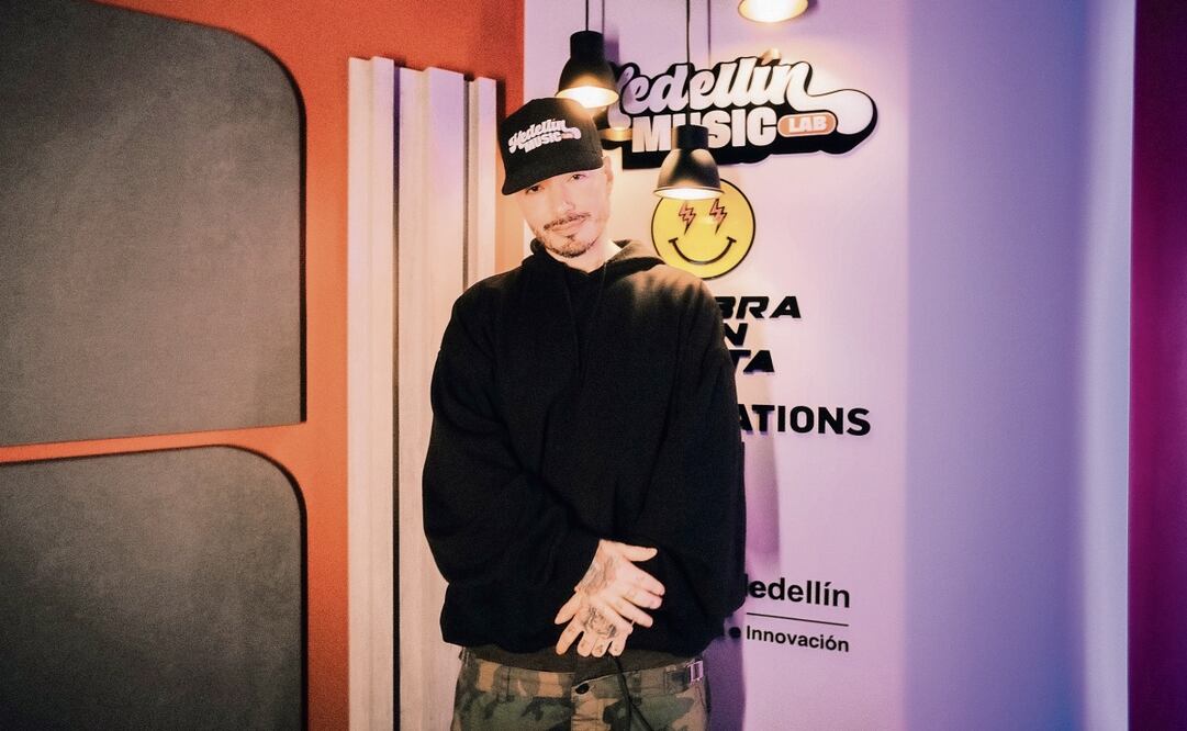 J Balvin. Latino Gang. Paisa Gang”, es la frase del músico en su estudio. Foto: Fundación Vibra en Alta