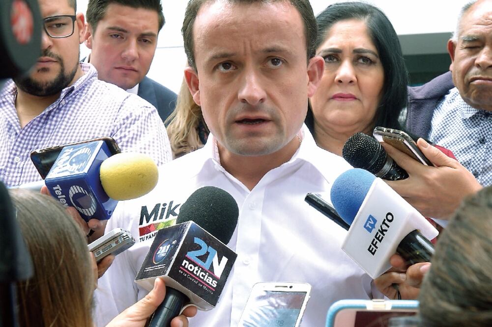 Respa ldo. Mikel Arriola acompañó a vecinos a interponer 200 amparos por el pésimo servicio de agua en Iztapalapa. CORTESÍA