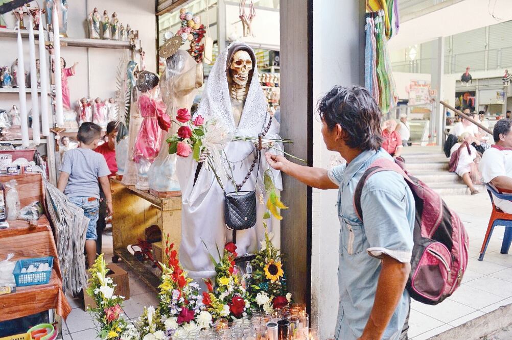 Hay grupos, como los adoradores de la Santa Muerte, que no están registrados como marca la ley de asociaciones religiosas. Foto: CUAUHTÉMOC MORENO. EL UNIVERSAL