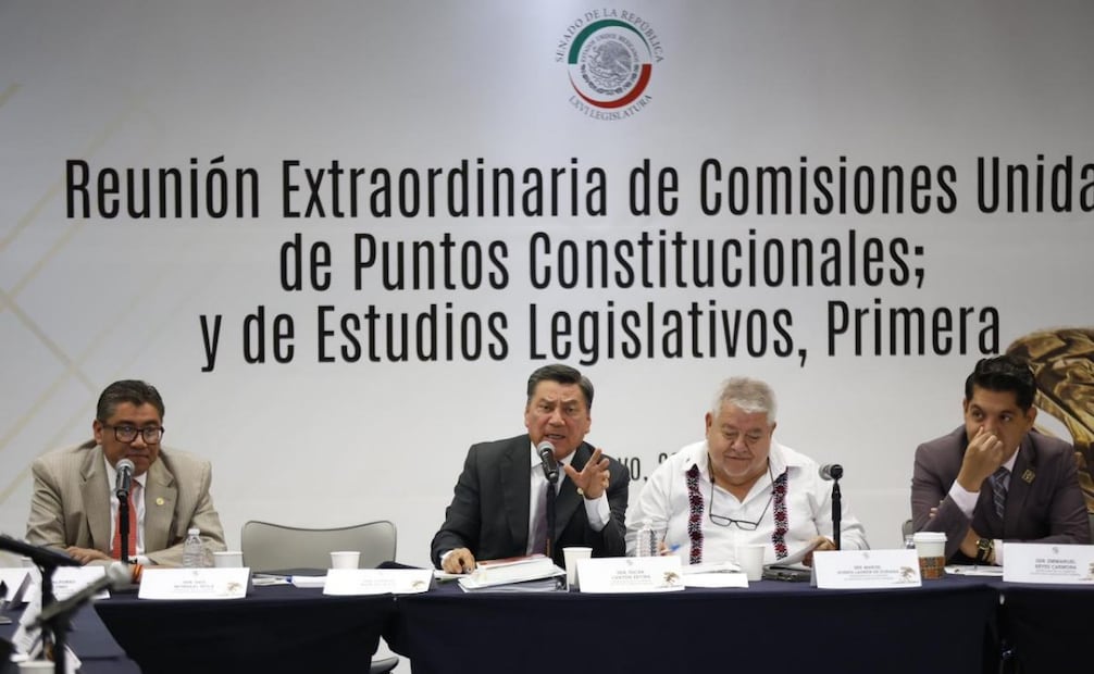 Debate en la Comisiones Puntos constitucionales y de Estudios Legislativos, encabezadas por los senadores Óscar Cantón Zetina y Manuel Huerta Ladrón de Guevara. Foto: Diego Simón Sánchez / EL UNIVERSAL