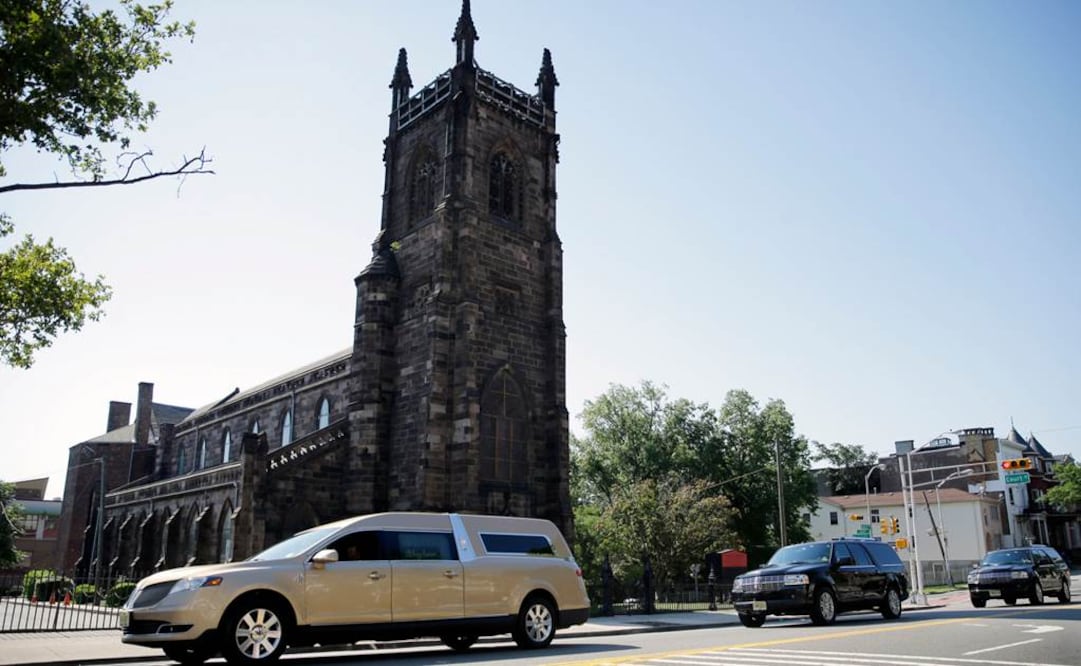 Una carroza fúnebre con los restos de la joven arribó a una casa funeraria en Nueva Jersey Foto:AP