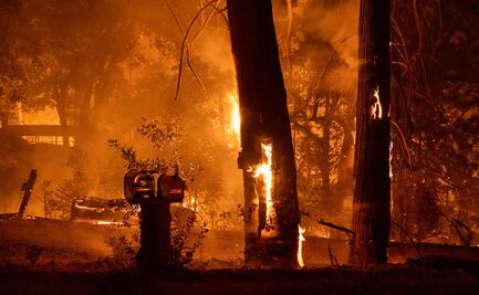 Desalojan a miles por incendio cerca del parque Yosemite, en California
