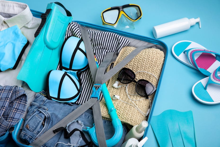 Un indispensable en la maleta si se viaje a la playa, es el traje de baño. Foto: Magnific