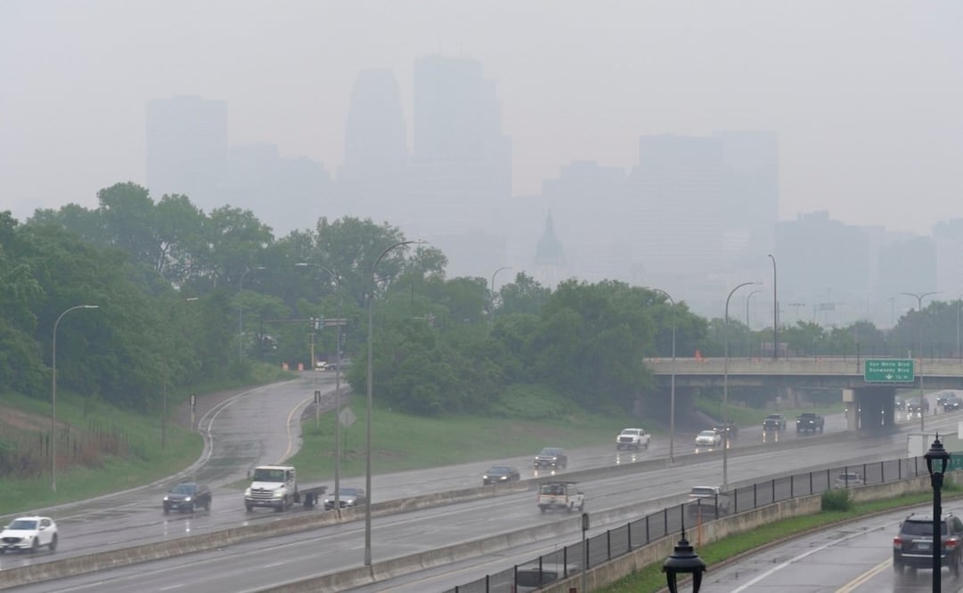 Humo de los incendios forestales que arden en Canadá, y la lluvia, oscurecen el horizonte del centro de Minneapolis, Minnesota, el martes 3 de junio de 2025. Foto AP / Mark Vancleave