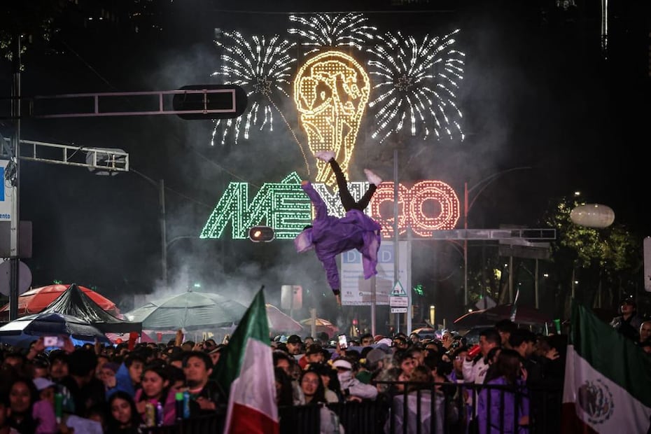 La práctica mexicana de aventar gente por los aires al tiempo en que se gritaba la frase “quiere volar” brindó las  más icónicas  postales del festejo futbolero. Crédito: Gabriel Pano / El Universal
