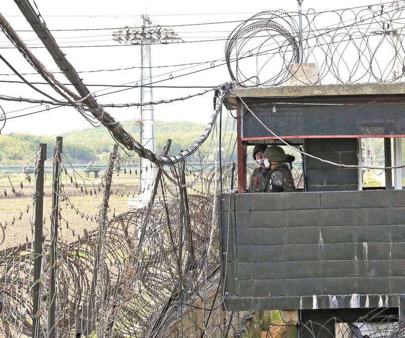 Soldados del ejército surcoreano montan guardia en un puesto militar en el Pabellón Imjingak. Foto: AHN YOUNG-JOON. AP