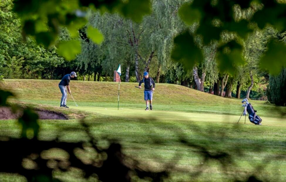 Ingleses vuelven al trabajo o a jugar al golf aunque el confinamiento continúa