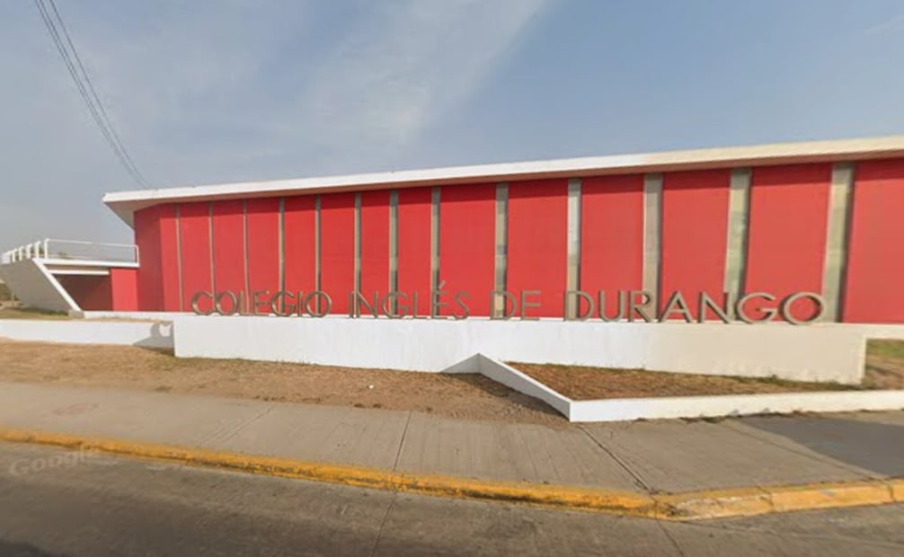 El colegio Inglés de Durango fue objeto de vandalismo con pintas en su fachada y la colocación de una corona fúnebre. Foto: Google Maps