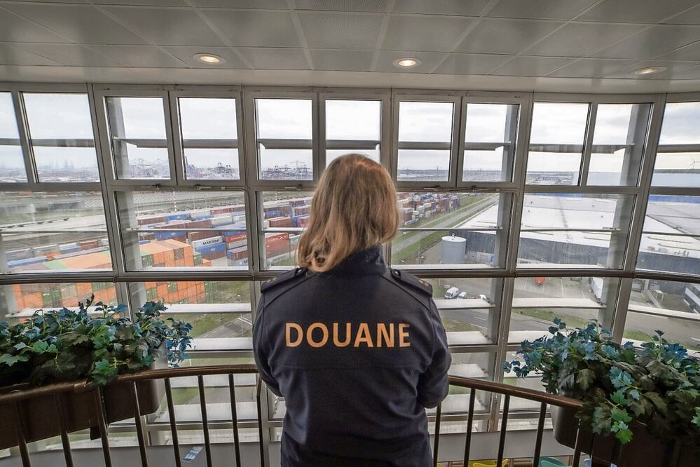 Una policía de aduanas holandesa observa el puerto de Rotterdam. Las autoridades holandesas incautaron más de ocho toneladas de cocaína descubiertas en un buque portacontenedores procedente de Ecuador,
la mayor incautación de droga jamás realizada en el país. dijeron los fiscales el 10 de agosto pasado. Foto: AFP