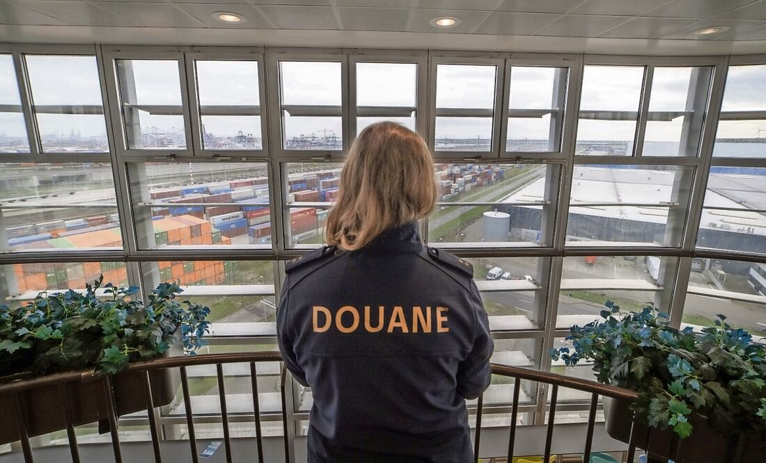 Una policía de aduanas holandesa observa el puerto de Rotterdam. Las autoridades holandesas incautaron más de ocho toneladas de cocaína descubiertas en un buque portacontenedores procedente de Ecuador,
la mayor incautación de droga jamás realizada en el país. dijeron los fiscales el 10 de agosto pasado. Foto: AFP
