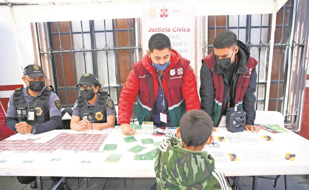 Personal del Instituto de la Juventud acudió a San Miguel Topilejo, en Tlalpan, como parte del programa Barrio Adentro, que busca rescatar a jóvenes en condiciones que faciliten caer en conductas violentas y delictivas.
