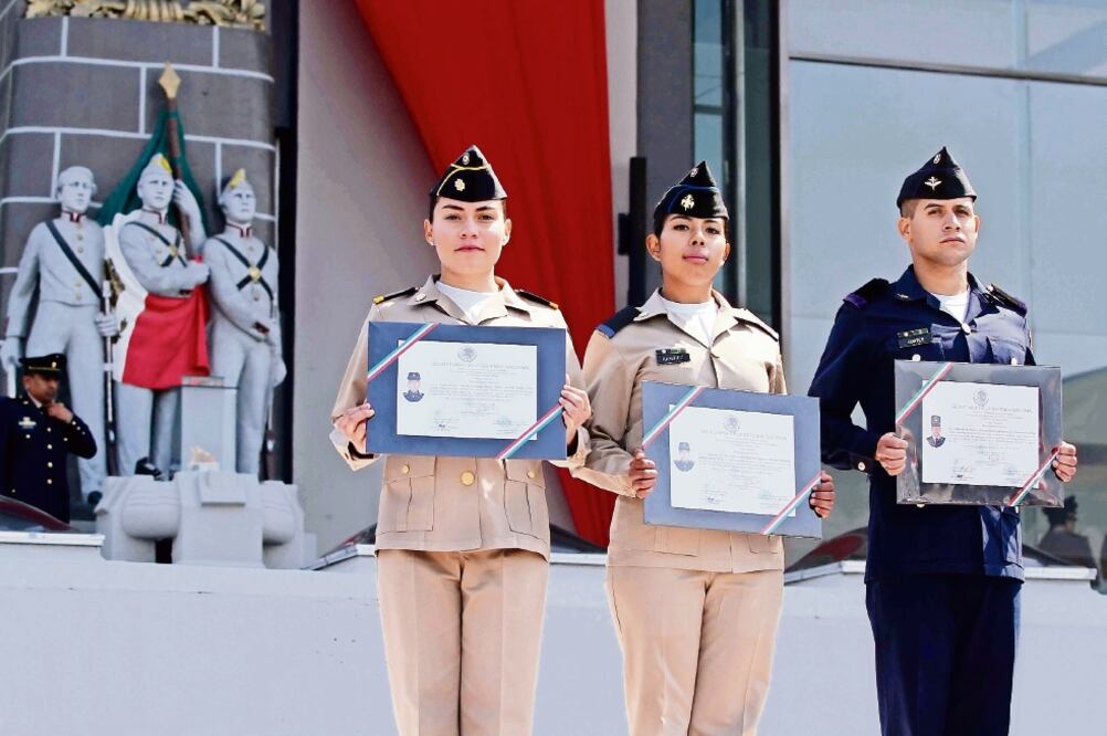 Ayer se realizó la ceremonia de clausura del curso básico de formación militar, en “Es un orgullo cada vez el que Alejandra Ramírez (centro) obtuvo el tercer lugar de aprovechamiento. (GUSTAVO DURÁN. NOTIMEX)