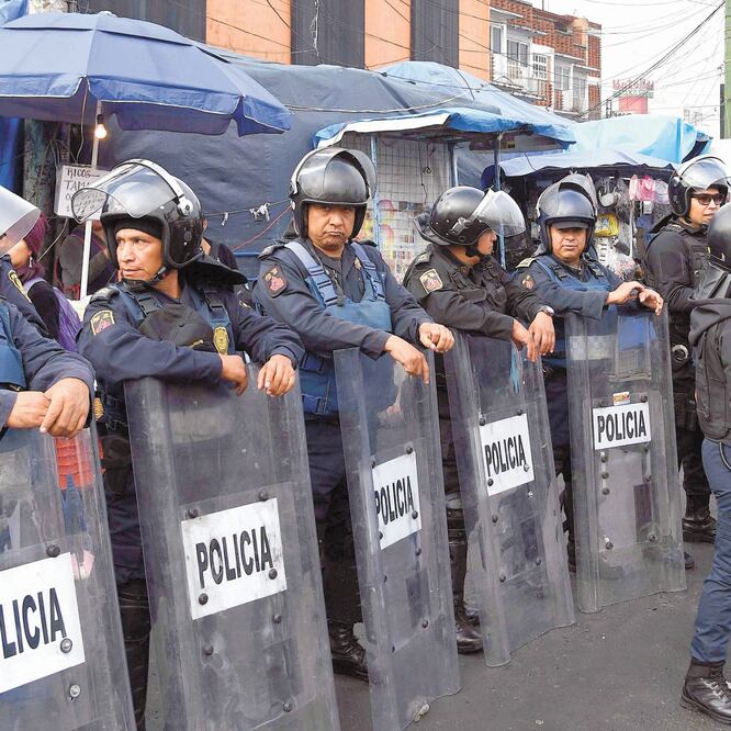 El escudo antimotín era una de las características del grupo de Granaderos, los cuales utilizaban para dispersar contingentes y cubrirse de agresiones. ARCHIVO EL UNIVERSAL