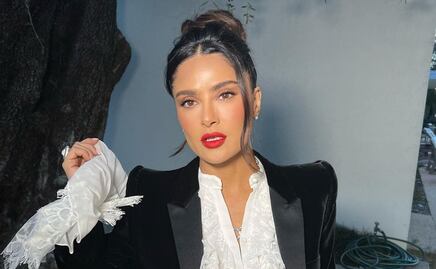 Salma Hayek encanta con falda de crochet a la cadera