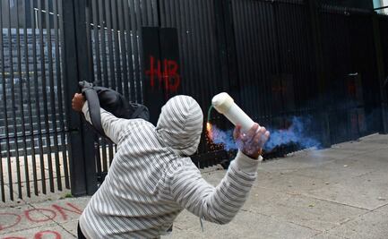 Normalistas enfurecen por la militarización y atacan la Cámara Alta