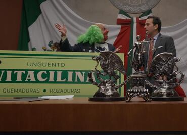 Tras elecciones, Brozo y Loret llevan cargamento de Vitacilina a San Lázaro "para quien la necesite"