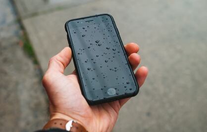 Guía para salvar tu celular en caso de que se moje por la lluvia