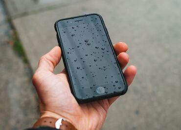 ¡No lo metas en arroz! Cuál es la mejor forma de secar un celular mojado