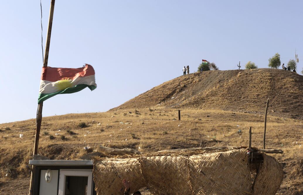 Bandera del Kurdistán iraquí en un puesto de control en Bashika. (FOTO: EFE/Amel Pain)