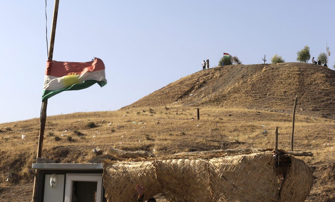 Bandera del Kurdistán iraquí en un puesto de control en Bashika. (FOTO: EFE/Amel Pain)