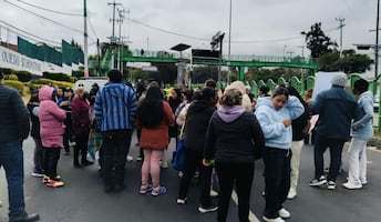 Bloqueo en Insurgentes Sur por padres de familia; exigen maestros en secundaria de Tlalpan