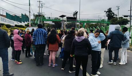 Bloqueo en Insurgentes Sur por padres de familia; exigen maestros en secundaria de Tlalpan
