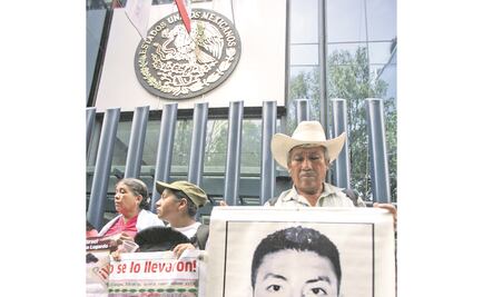 Padres de los 43 se manifiestan frente a la PGR