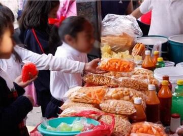 Sheinbaum critica que jueces otorguen suspensiones contra prohibición de comida chatarra en escuelas privadas; "la salud es primero", dice