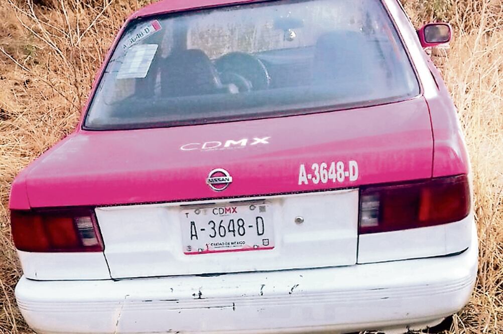 Varias de las unidades halladas en el sitio eran autos de alquiler con la cromática de la Ciudad de México. (CORTESÍA)