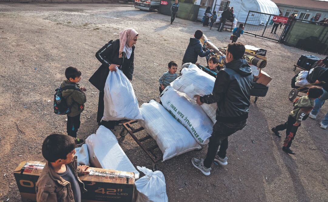 Sirios mientras esperan cruzar a su país desde Turquía en la garita fronteriza de Oncupinar. Foto: de KAZIM KIZIL. EFE